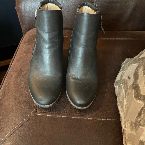 NATURALIZER “SOUL” WOMEN’S ANKLE BOOTS. BLACK IN COLOR, SUPER COMFY. - Picture 1 of 10